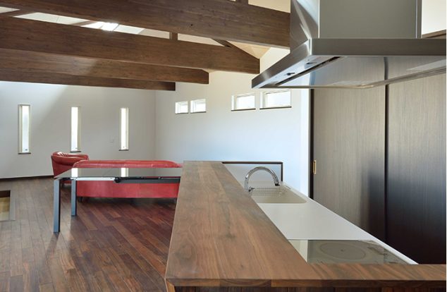 木の風合いを感じるアイランドキッチン　